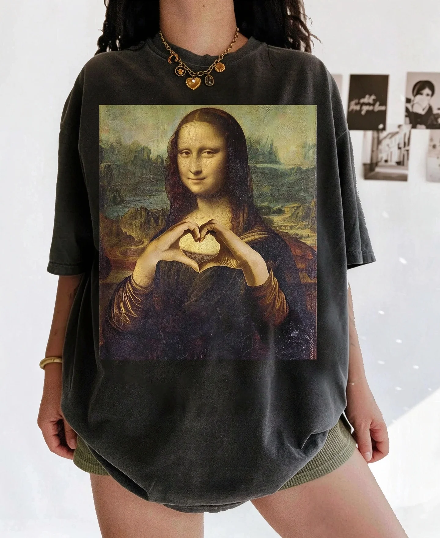 Mona Lisa Heart Hands Shirt, Vintage Renaissance Art Graphic Tee, Funny Parody Fine Art T-Shirt, Aesthetic Artist Gift