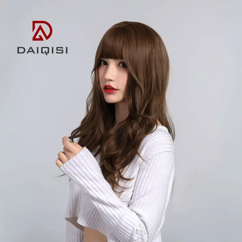 ソーシャルメディアで人気の、丸顔向けの漫画風前髪付き女性用ロングヘアウィッグ。大きなウェーブとボリュームのあるフルレングス。