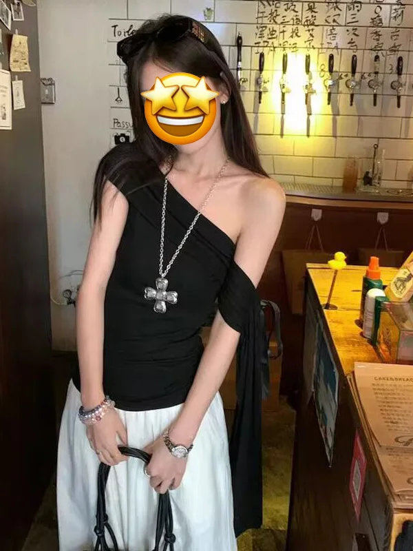 تي شيرت أبيض Sa One-oulder Svel للسيدات لصيف 2025 تصميم جديد Ele للتخسيس ذو ثنيات علوية كورية Sle Commute Fas... #4