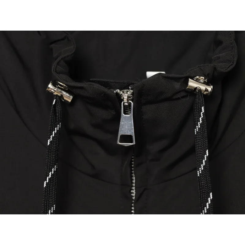 Neue wasserabweisende, wattierte Damenjacke mit Stehkragen, Kordelzug am Saum, Reißverschluss, losen langen Ärmeln, Taschen und kurzem Schnitt aus Baumwolle. – Detail 18