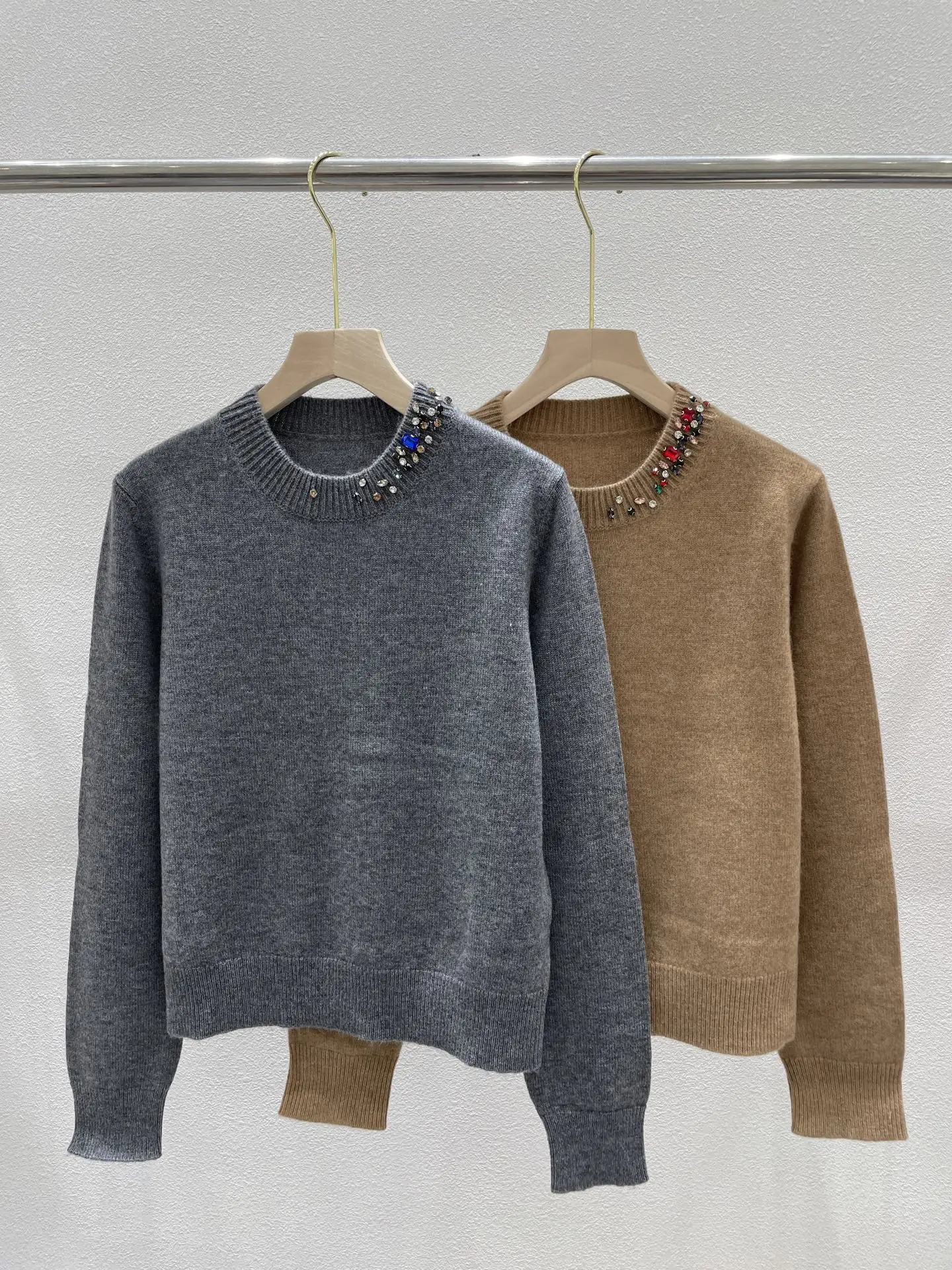 

2025 new round-neck pullover embroidered elegant commuting long-sleeved sweater