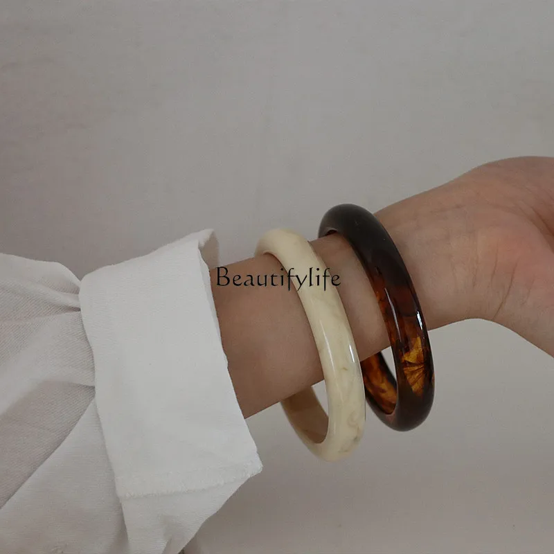 

European and American temperament versatile high sense amber resin bracelet bracelet women 2024 new model