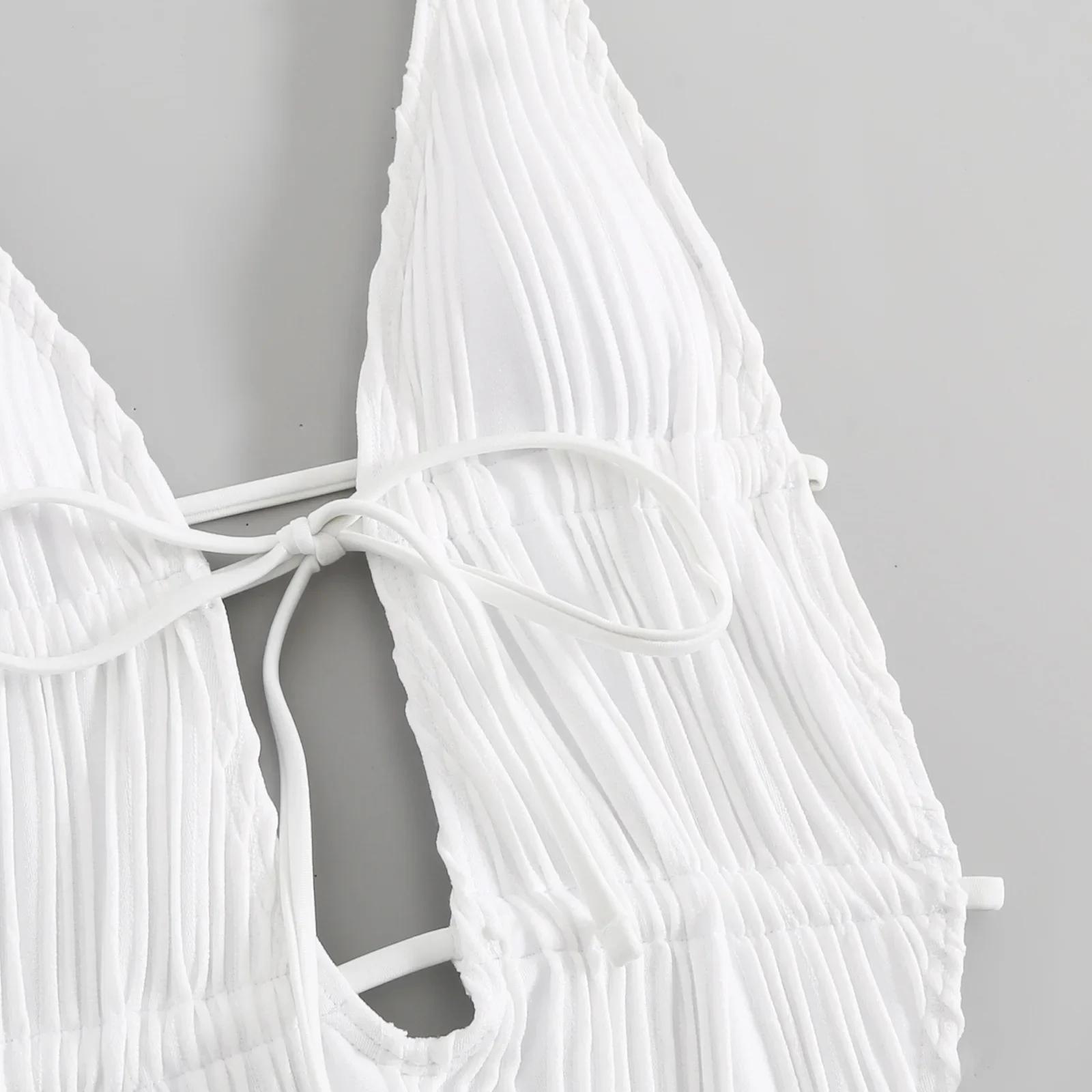 Traje de baño arrugado sexy de una pieza con cuello en V profundo bikini tanga trajes de baño mujeres biquini trajes de baño blanco y negro 2 colores