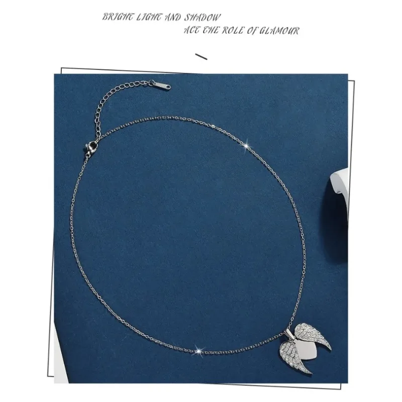 

A fashionable and trendy necklace, the heart-shaped wing necklace is a stylish heart-shaped collarbone necklace for women
