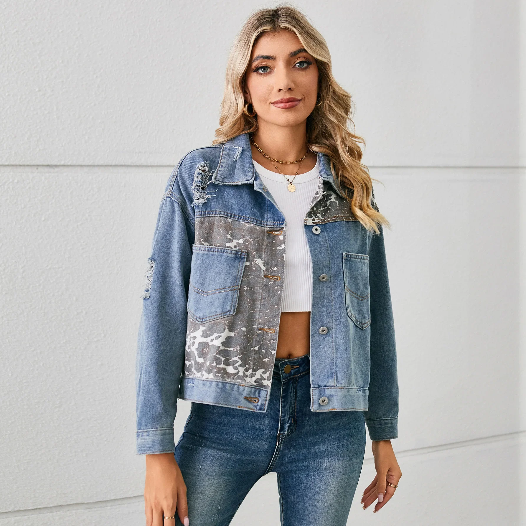 

Женская джинсовая куртка с леопардовым принтом, короткое пальто с дырками, однобортные топы с карманами и отложным воротником, 2025 г., повседневная верхняя одежда