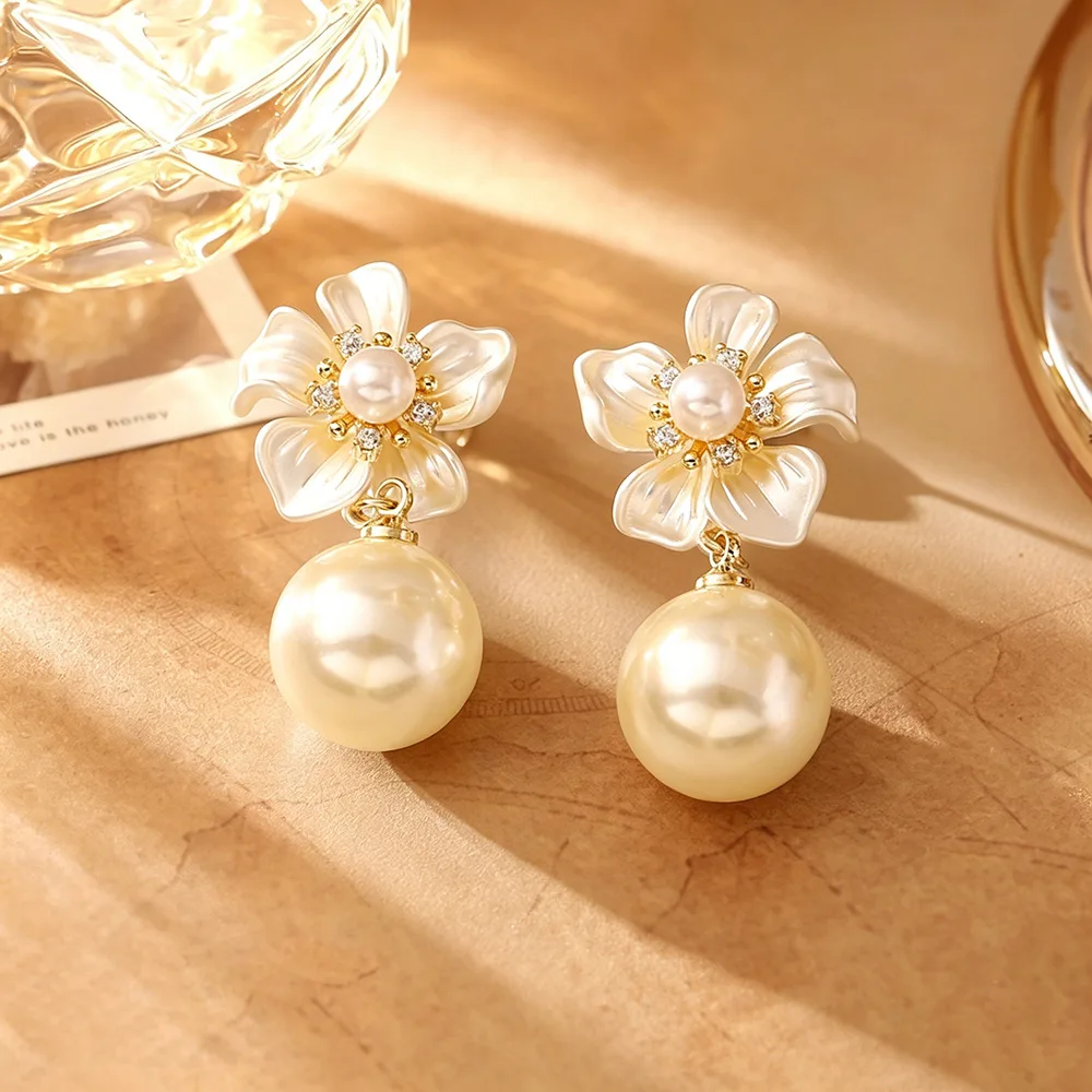 

Sweet temperament flower pearl earrings, high-end fashion niche, light luxury, elegant, fresh and three-dimensional earrings