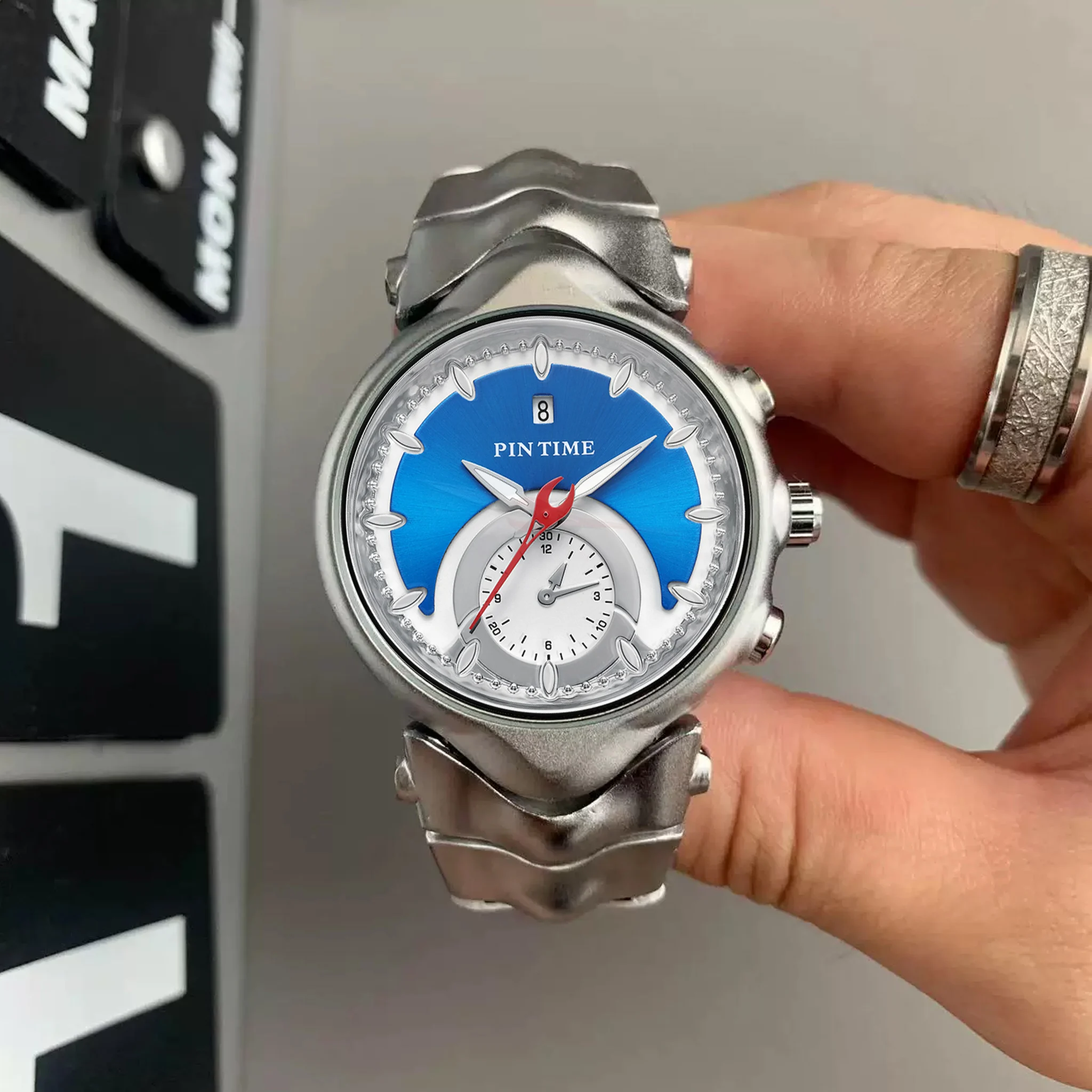 1 reloj de cuarzo para hombre, modelo Blue Judge, diseño retro original, tendencia de moda, reloj de alta gama con un diseño pequeño y moderno.