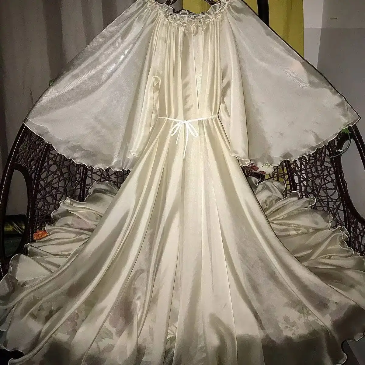 Glanzende dames ruches satijnen jurk met lange mouwen losse maxi-jurk plus size slaappyjama gewaad