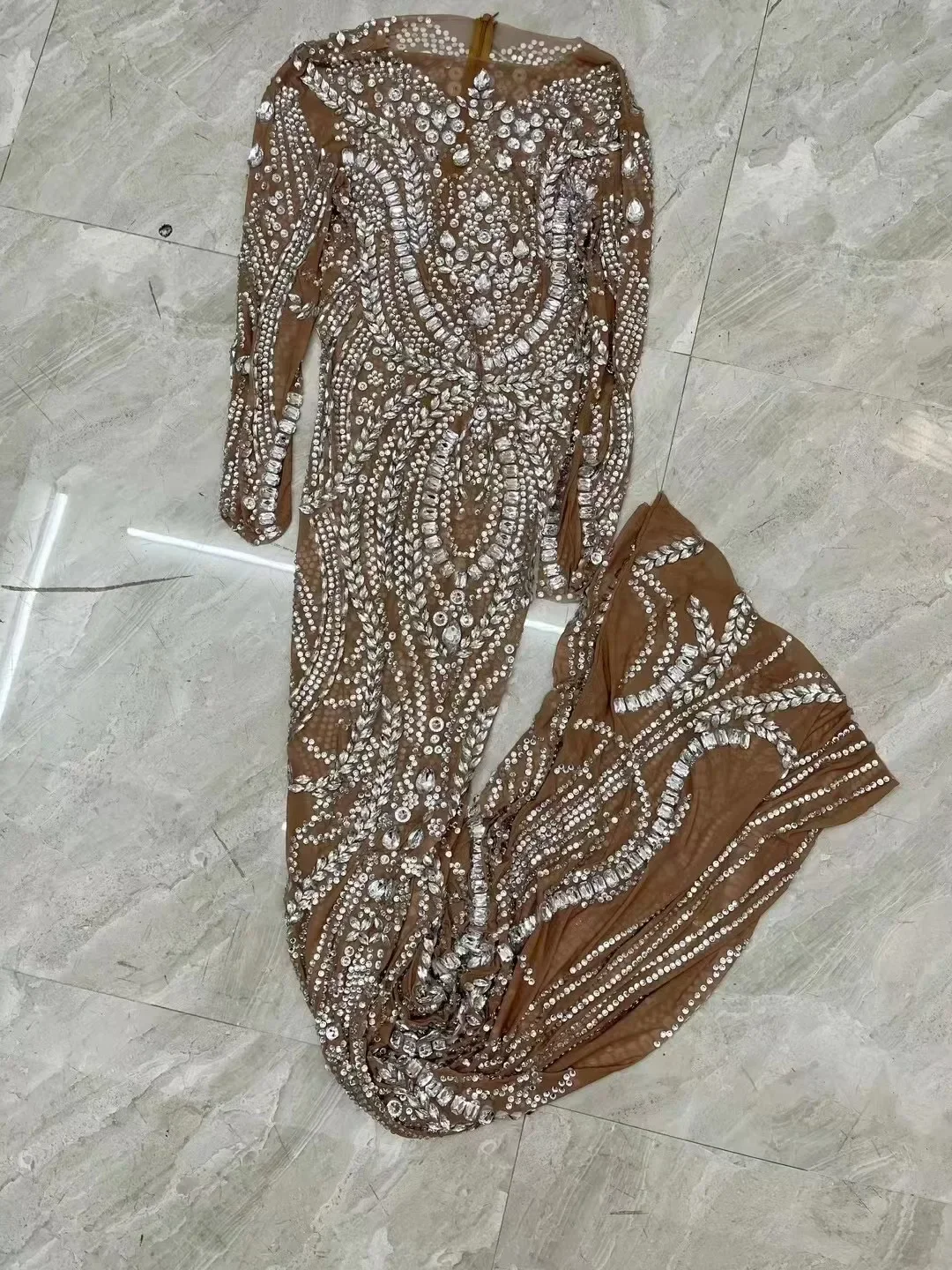 Vestido sexy de strass prateado para mulheres, mangas compridas, traje de noite, aniversário, cristais de performance, sessão fotográfica