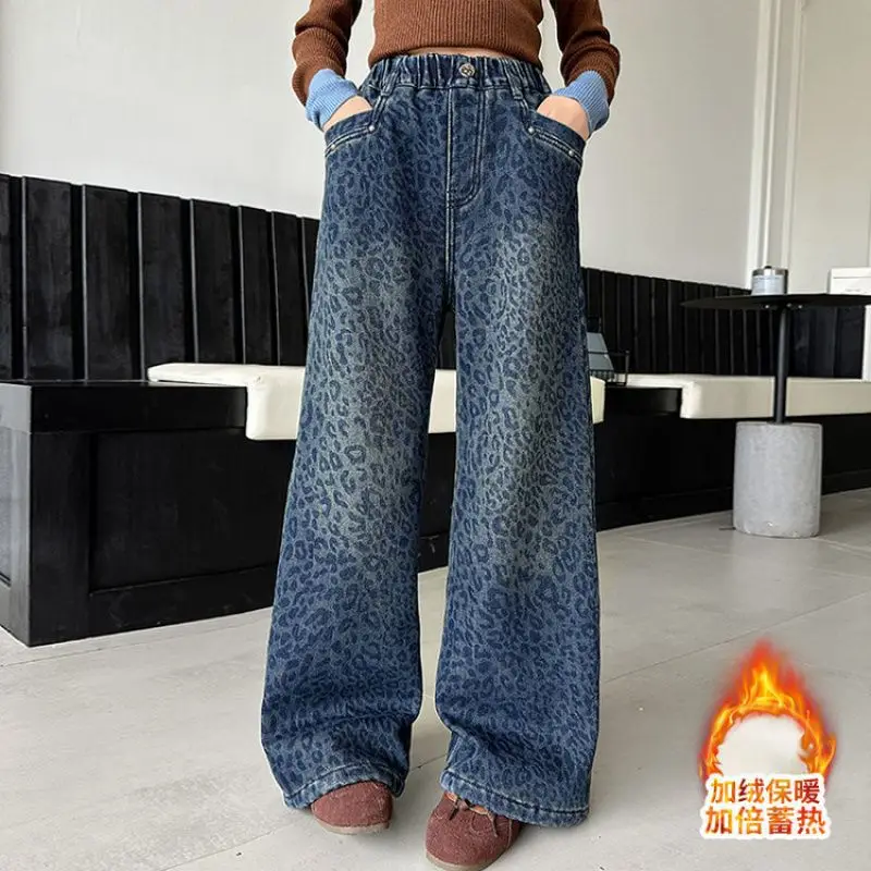

Зимние теплые модные американские синие джинсы с леопардовым принтом для девочек и детские брюки на флисовой подкладке, детские толстые термоджинсовые брюки 2026