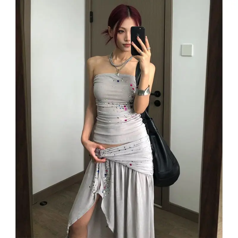 Traje de dos piezas con falda irregular y top halter de diamantes estampado en caliente gris en el estilo de chicas calientes europeas y americanas