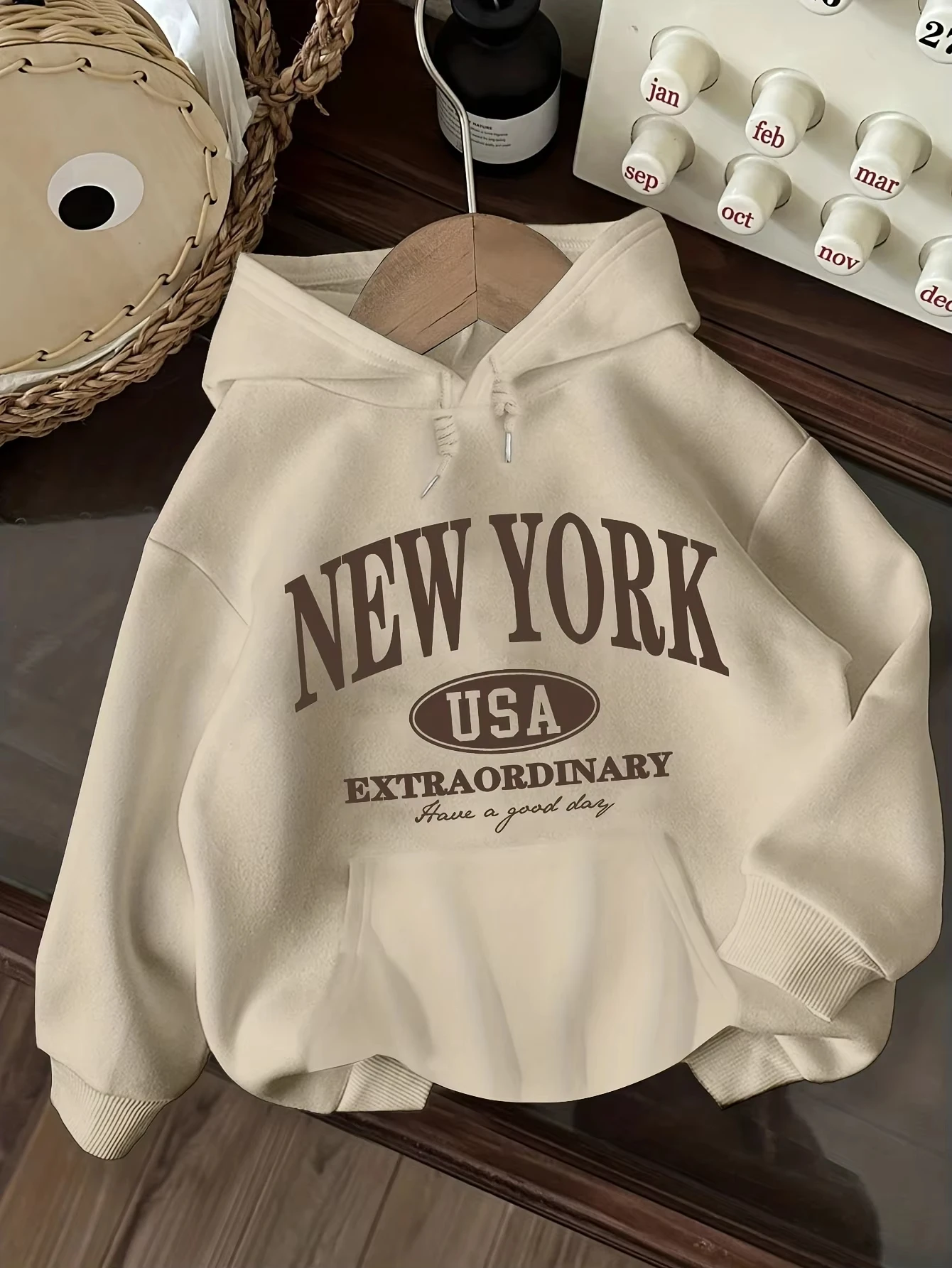Lässiger, stilvoller Damen-Hoodie mit Buchstabenmuster, langärmelig, Pullover-Modell mit Kängurutaschen, bequemes, stilvolles, minimalistisches Design. – Detail 9