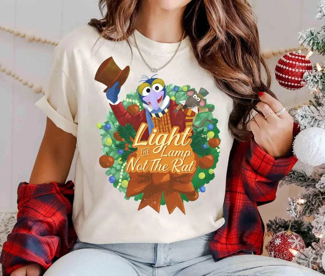 ديزني الدمى المتحركة عيد الميلاد كارول لايت المصباح ليس الماوس تي شيرت ديزني عيد الميلاد الأسرة هدية، لقد قت بتقديم قصص للأغذية