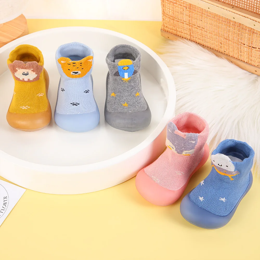 أحذية أطفال لطيفة مطرزة برسوم كارتونية عالية الجودة للأولاد والبنات، جوارب قطنية مريحة متوسطة الأنبوب، أحذية للأطفال الصغار