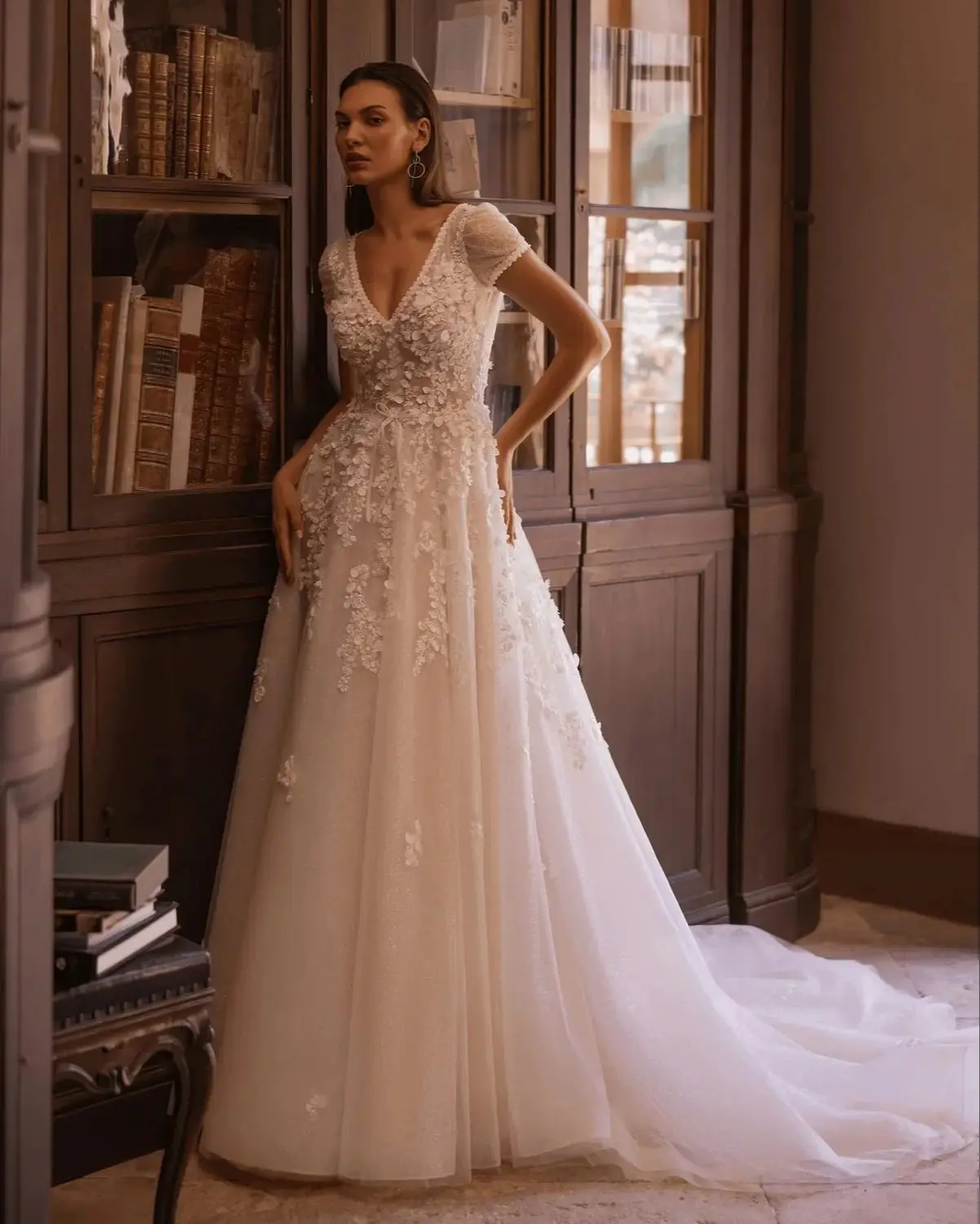 

Charming Ivory Wedding Dresses Luxury Lace Appliques A Line Bridal Gowns Backless Floor Length Customized Vestidos De Mariee