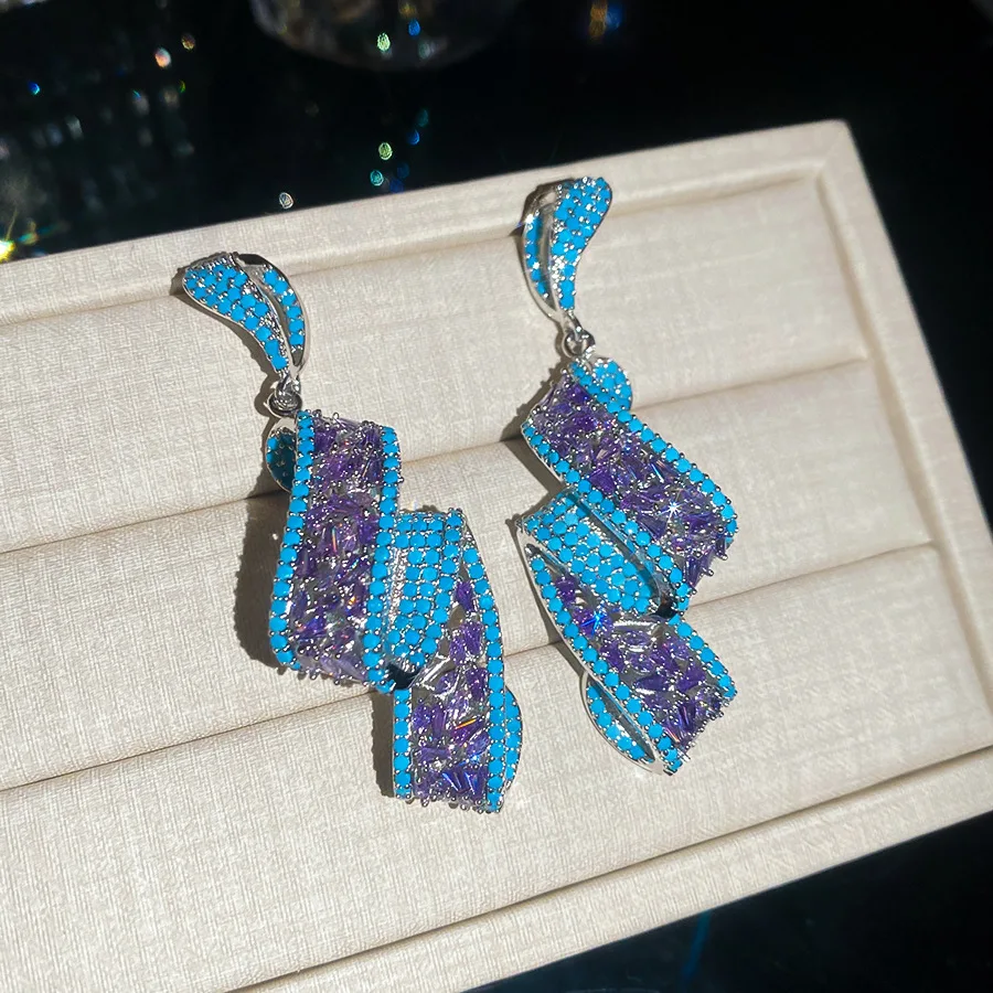 

Exquisite geometric design inlaid with sparkling full zircon and colorful gemstones, luxurious and stylish with strong high-end