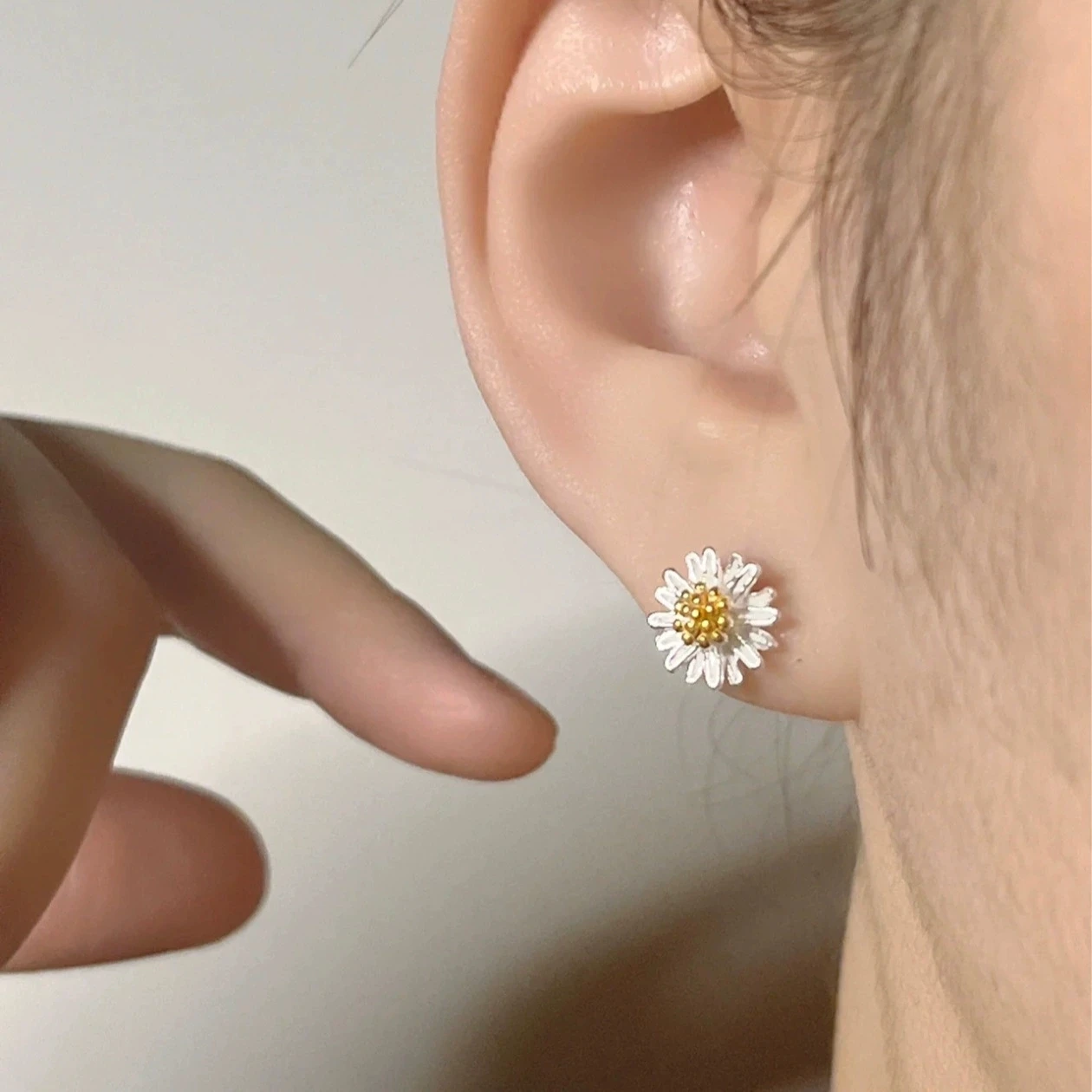 Cute Sweet Mini Daisy Stud Earrings for Women White Petal Small Flower Earrings Trendy Simple Daily Wear Jewelry Girls Gift
