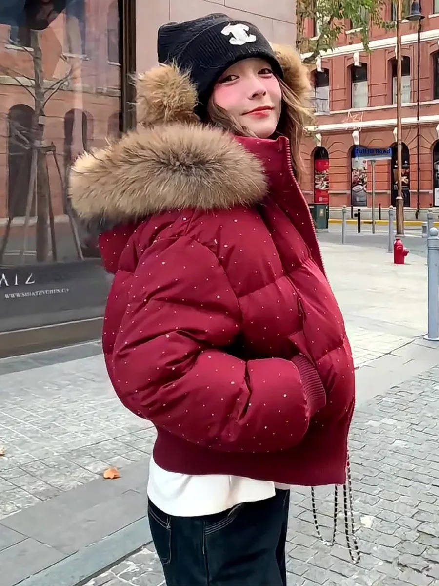 

Красная женская пуховая куртка 2025 года, зимняя, с капюшоном, наполнителем из 90% белого пуха, большим меховым воротником, теплая, украшенная стразами