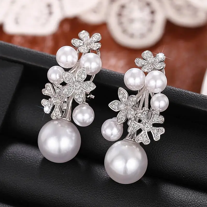 Huitan Ästhetische Damen-Ohrringe mit Imitationsperle, eingelegt, glänzend, CZ, für Hochzeit, Party, Blumendesign, modischer, vielseitiger Schmuck