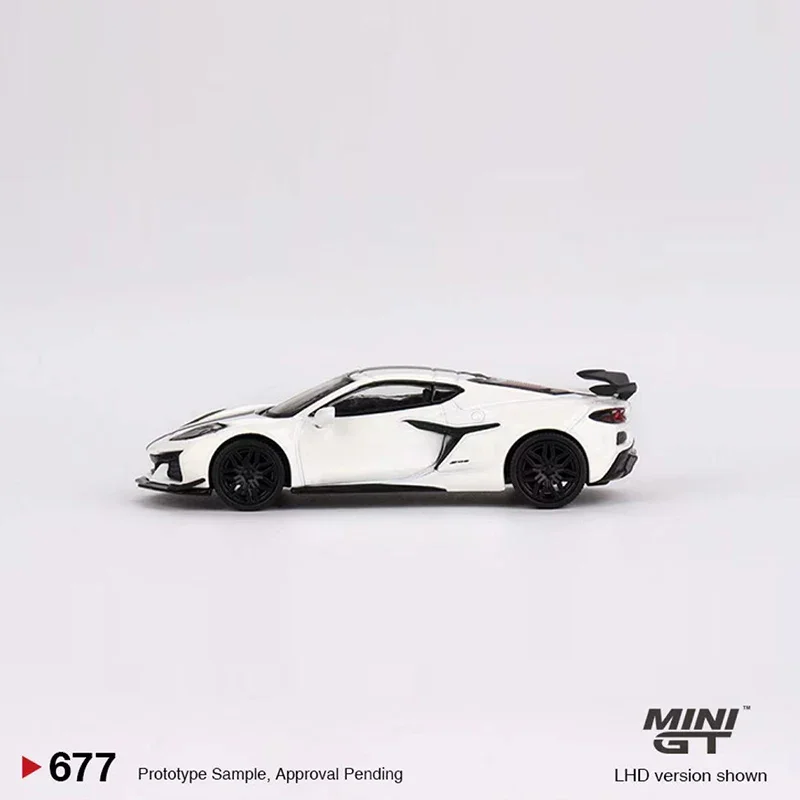 MINIGT 1:64 Model Car Z06 2023 Sport Vehicle Collection #677 Arctic White