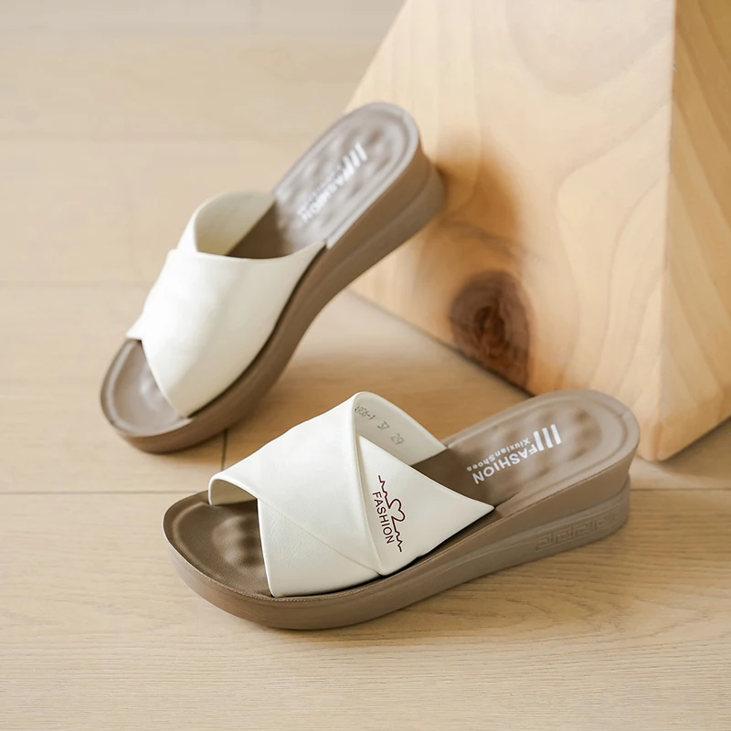 

New Comfortable Women's Sandals Flat Women's Sandals Summer 2025 Thick Sole Non-slip Breathable Sandals Outdoor Women Slippers