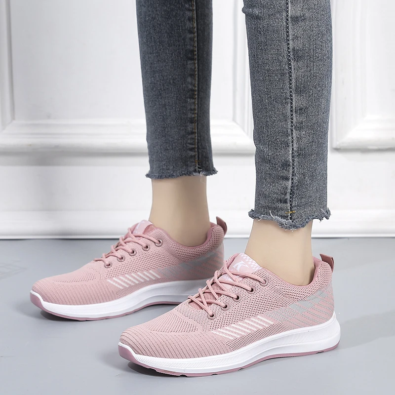 Zapatillas de deporte transpirables con tacón bajo de malla para mujer, zapatos vulcanizados con cordones, costura de colores mezclados, gran oferta, Primavera, 2024