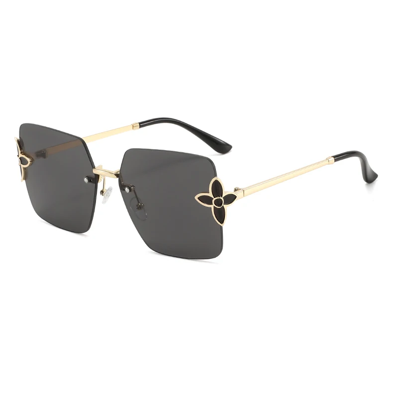 Edge-cut square-framed sunglasses with delicate clover-shaped metal accents, high-definition sun-blocking lenses that block strong light, elegant and versatile, suitable for vacations, shopping, and daily use.