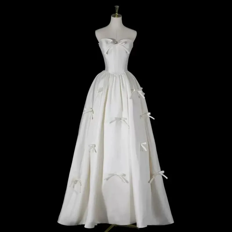 Super unsterbliches französisches Satin-Hochzeitskleid 2026, neues schlichtes Garn, weißes, trägerloses Braut- und Verlobungskleid. Willkommen