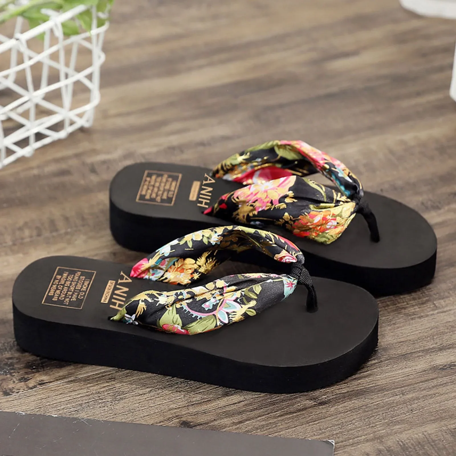 Zapatillas con estampado Floral para mujer, chanclas bohemias con plataforma y correa de satén, zapatos de playa de fondo grueso para exteriores,