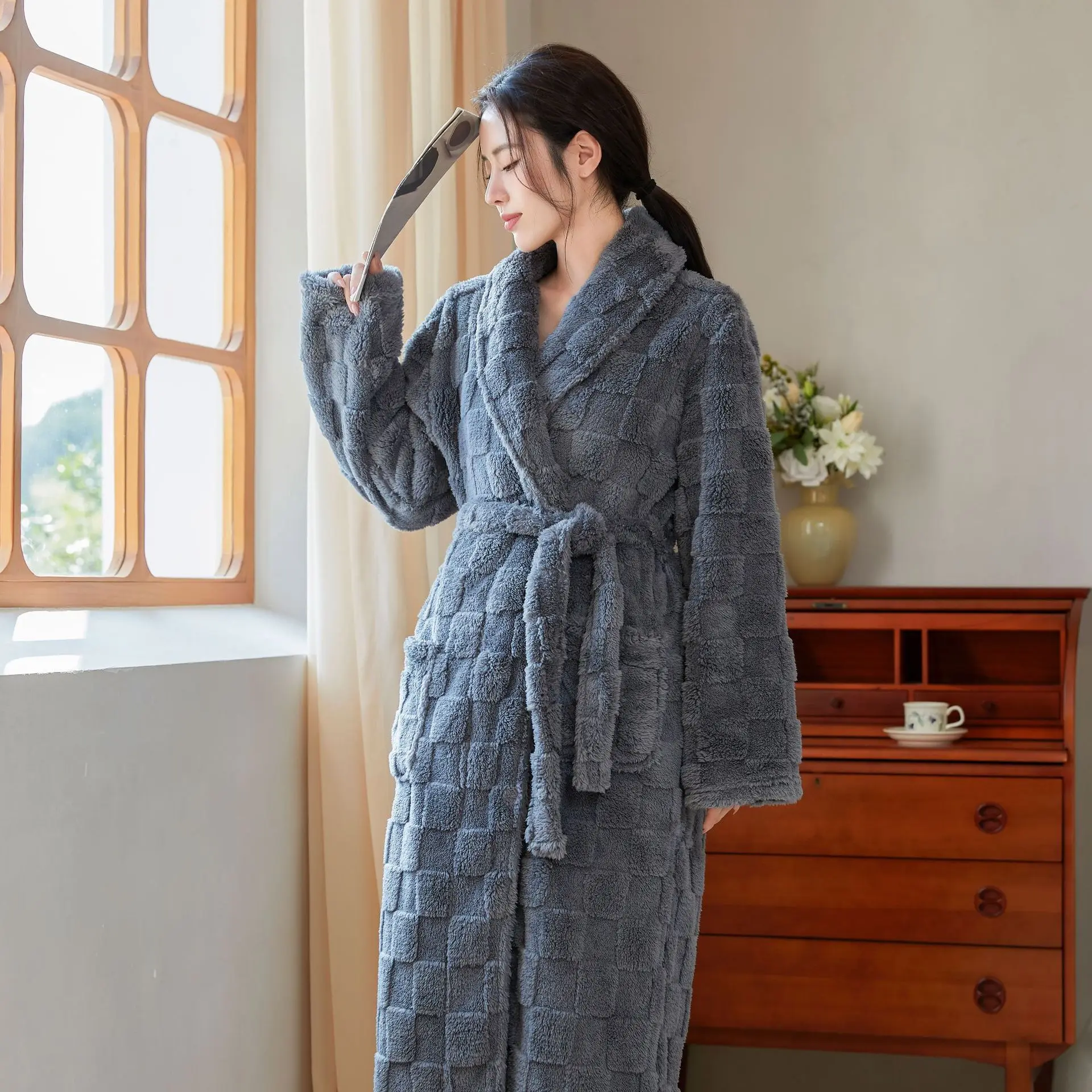 Women's Flannel Bathrobe Long Sleeved Loose Fitting Casual Sleepwear Checkered Coral Fleece Robe Autumn Winter Warm Bathrobe