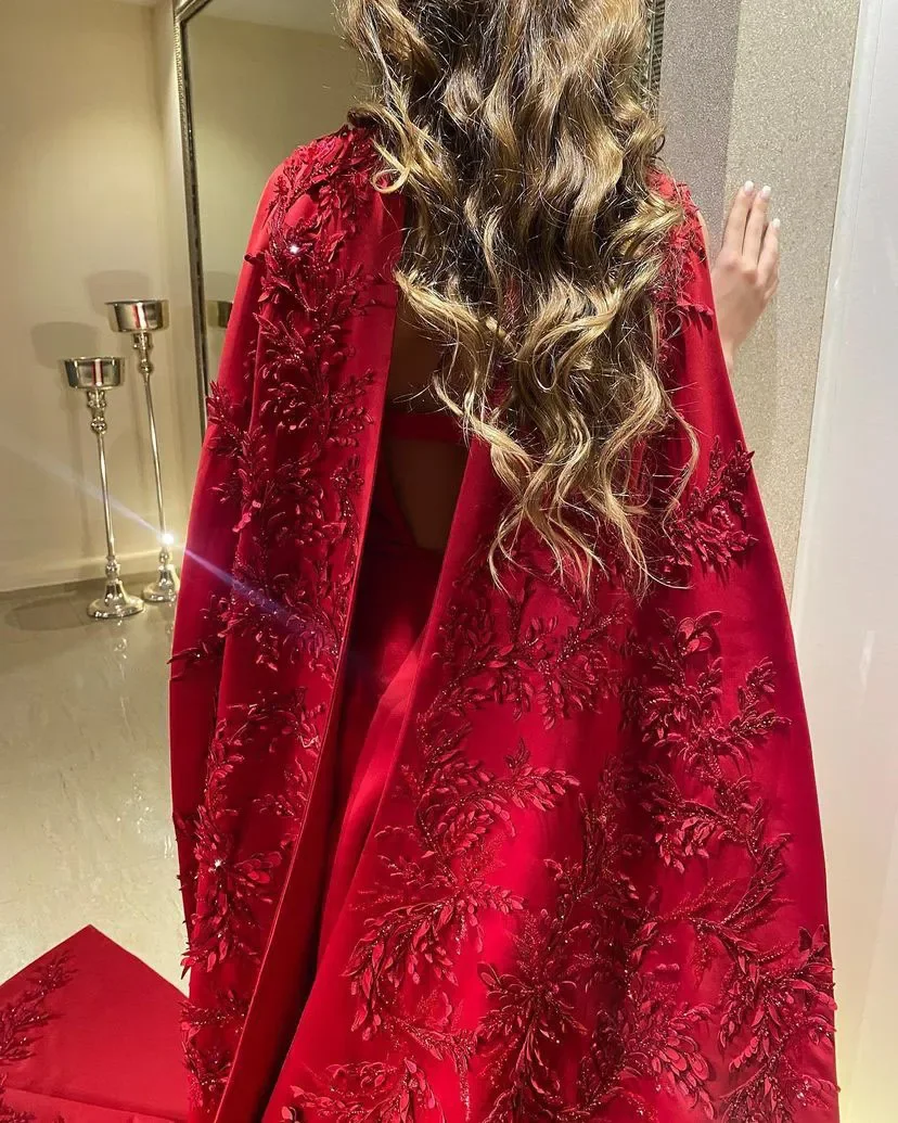 Amanda-vestidos de graduación rojos para mujer, vestido de noche personalizado con cuentas y mangas largas con abertura lateral, fiesta Formal de tul con plumas y lentejuelas