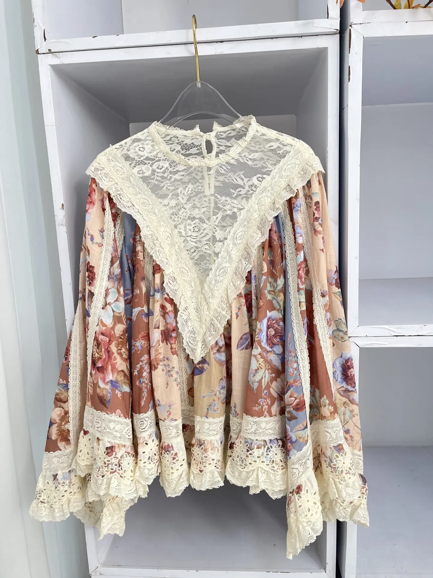 

Новая женская блузка из чистого хлопка с расклешенными рукавами, кружевными вставками и цветочным принтом, высокое качество, весна-лето