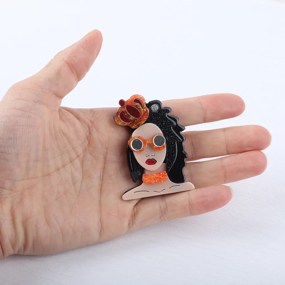 Punk Cool Black Hair Lady Wear Crown Acrylic Brooches For Women Resin Figure Glasses Grils Brooch Lapel Pins Fashion Jewelry Gif