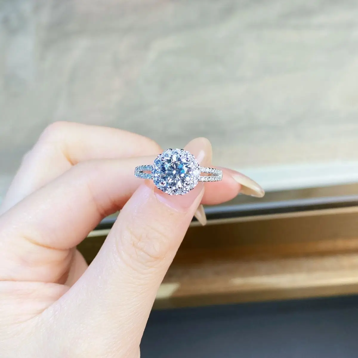 1 Karat D-Farbe VVS Klarheit Moissanit-Ring für Damen 18K Weißgold AU750 Hypoallergener Feiner Verlobungsschmuckring – Detail 4