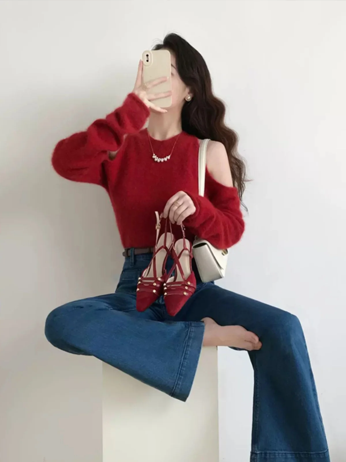 빨간색 니트 스웨터 여성용 봄 가을 신상 어깨 노출 후드티 부드럽고 편안한 울 순수한 매력 독특한 새해
