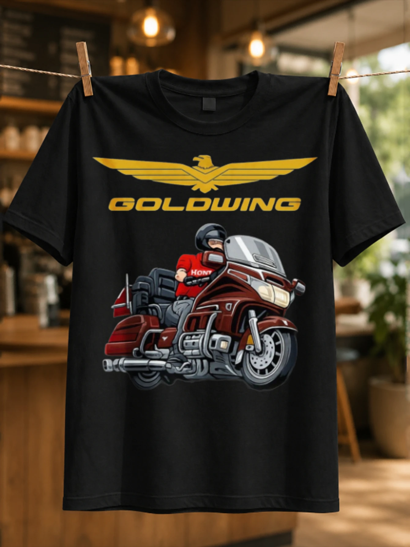 Motocycliste de dessin animé Goldwing Touring Motorcycle sur une moto de tourisme rouge avec logo Gold Wing et lettres en gros caractères T-shirt unisexe
