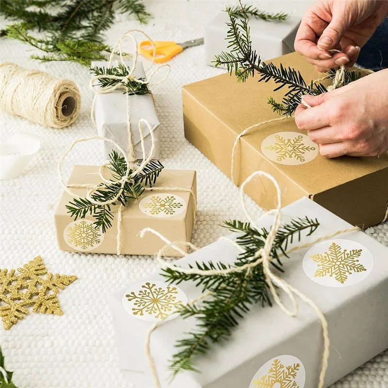 ملصقات عيد الميلاد على شكل ندفة الثلج - رقائق ذهبية مكونة من 2500 قطعة - ملصقات لاصقة مستديرة شفافة لديكور العطلة #4