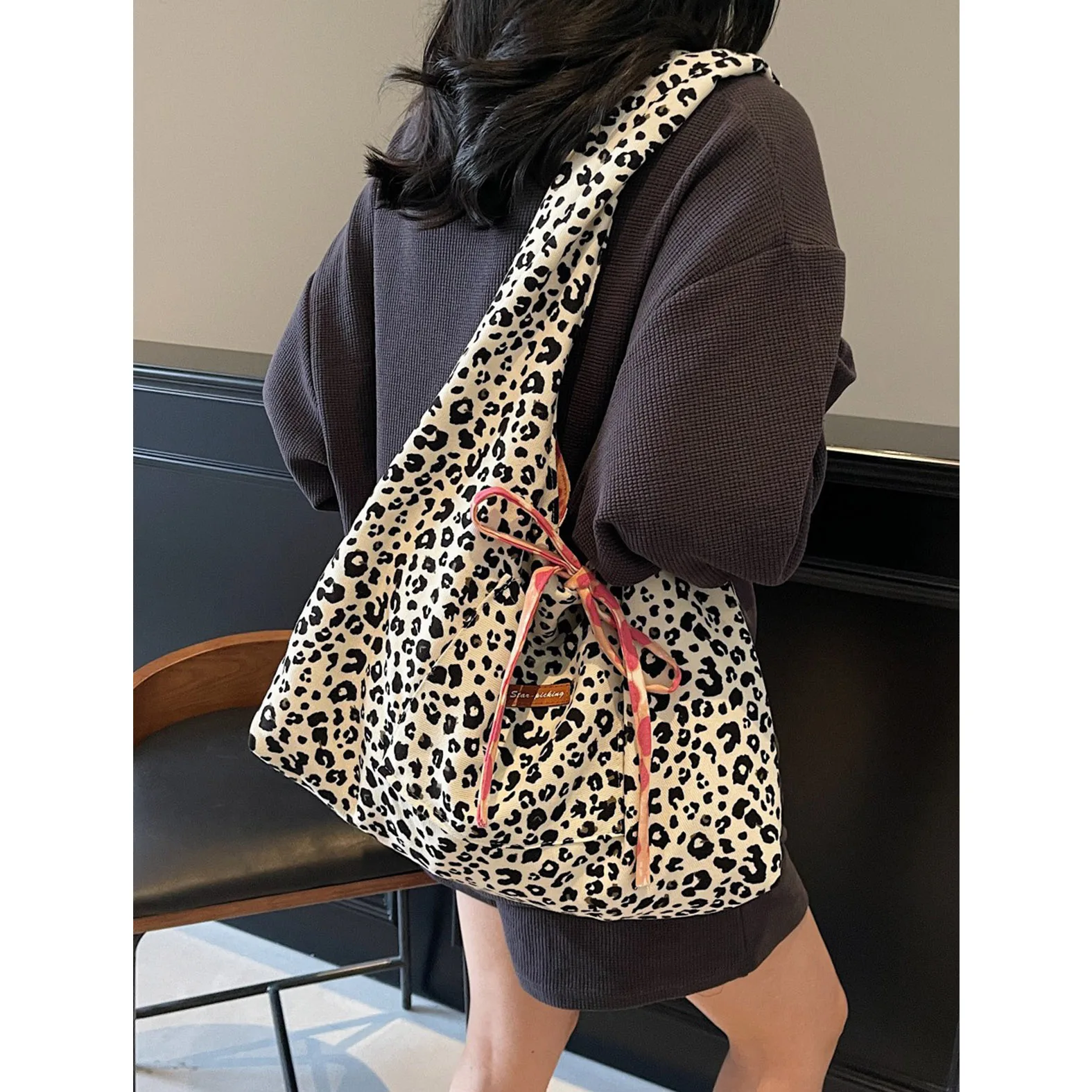 

Double sided Fashion Leopard Pattern College Student Commuter Bag with Advanced Sense Female Large Capacity Casual Shoulder Bag
