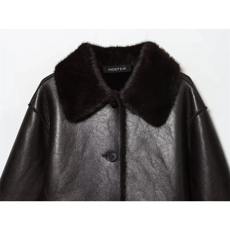 เสื้อแจ็คเก็ตผู้หญิง คอลเลคชั่นฤดูใบไม้ร่วง/ฤดูหนาว 2025 สีน้ำตาลเข้ม แขนยาว หนังเทียม แบบกลับด้านได้ ทันสมัยและมีเอกลักษณ์