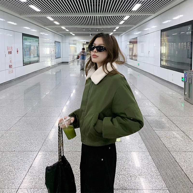 เสื้อแจ็คเก็ตเบสบอลสีเขียวทหาร ปกขนแกะเทียม สไตล์เรโทรสำหรับผู้หญิง เสื้อโค้ทผ้าฝ้ายสำหรับฤดูหนาว ปกเสื้อแบบมีปก ซิปหน้า หนา อุ่น สไตล์นักขี่มอเตอร์ไซค์
