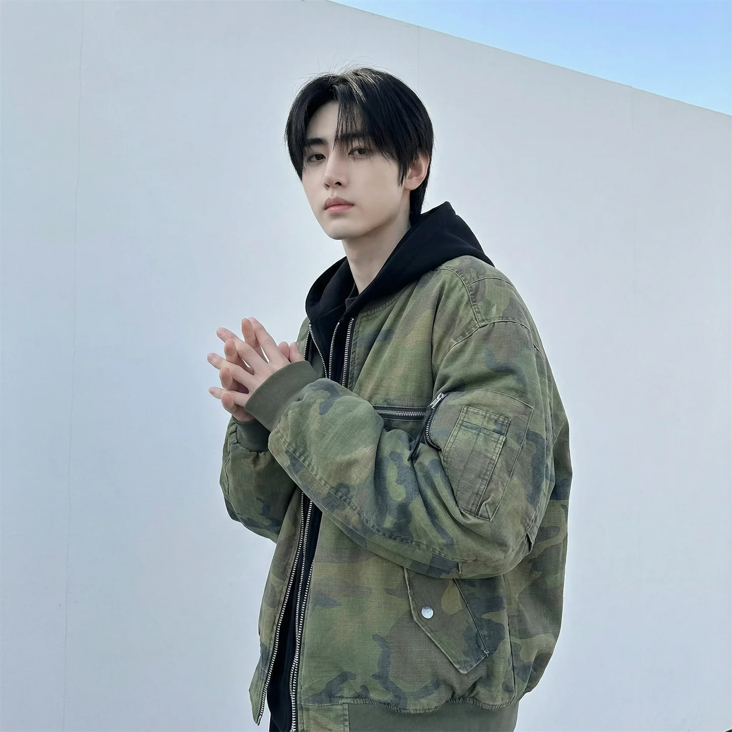 الخريف الشتاء الرجال عالية الشارع كامو الستر الرجال مقنعين سترات الرجال التمويه القطن وسادة مبطنة الذكور فضفاضة معاطف قصيرة