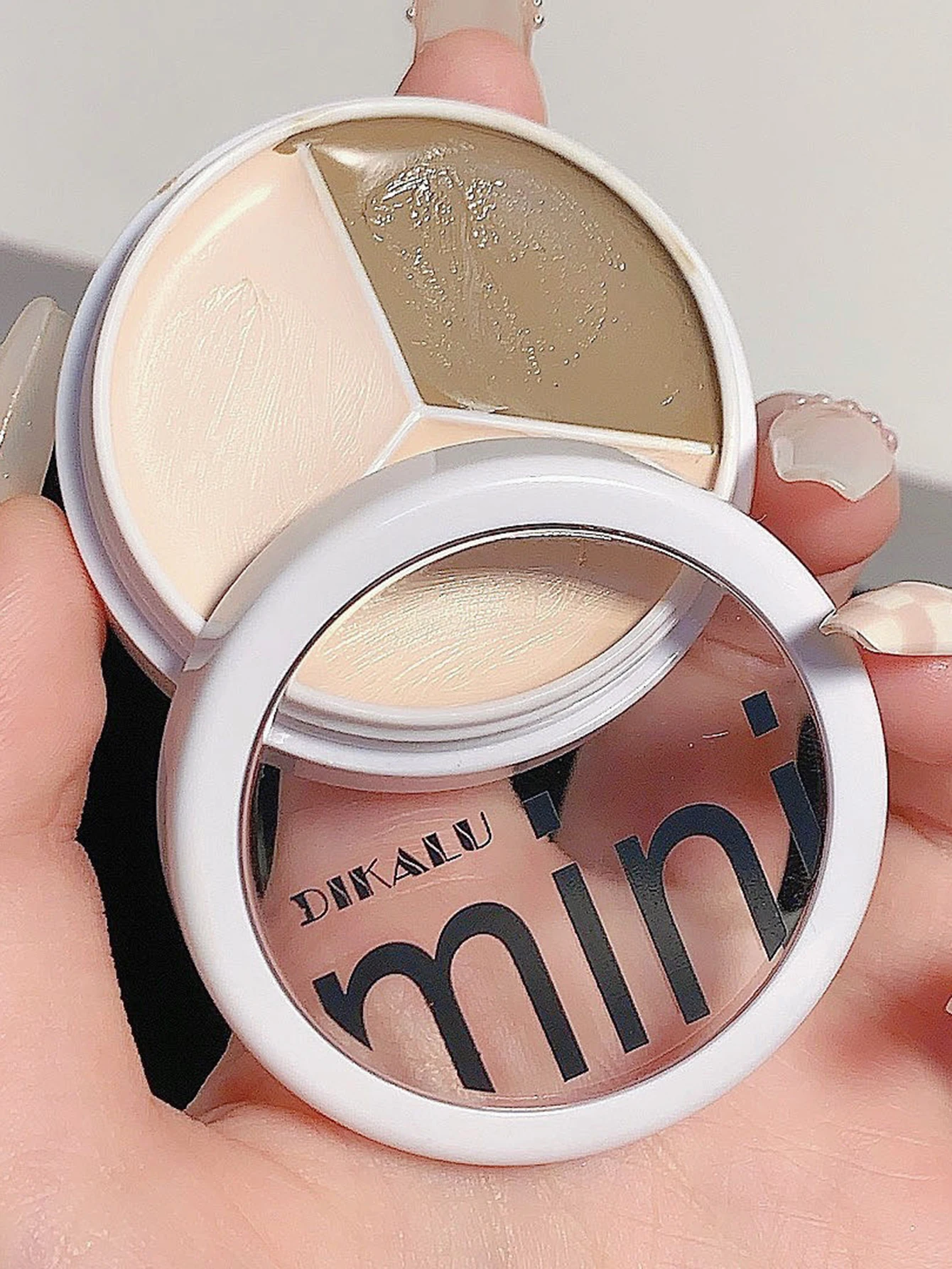 DIKALU Tri-Color Concealer hides dark circles, acne marks, tear furrows and invisible lines