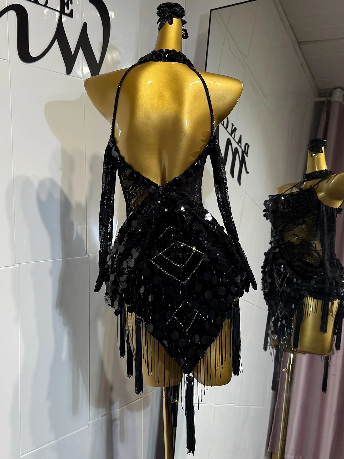 Suknia konkursowa do tańca latynoamerykańskiego – Cyrkonie i frędzle z możliwością dopasowania na wymiar, idealna na zawody tańca towarzyskiego i latynoamerykańskiego.