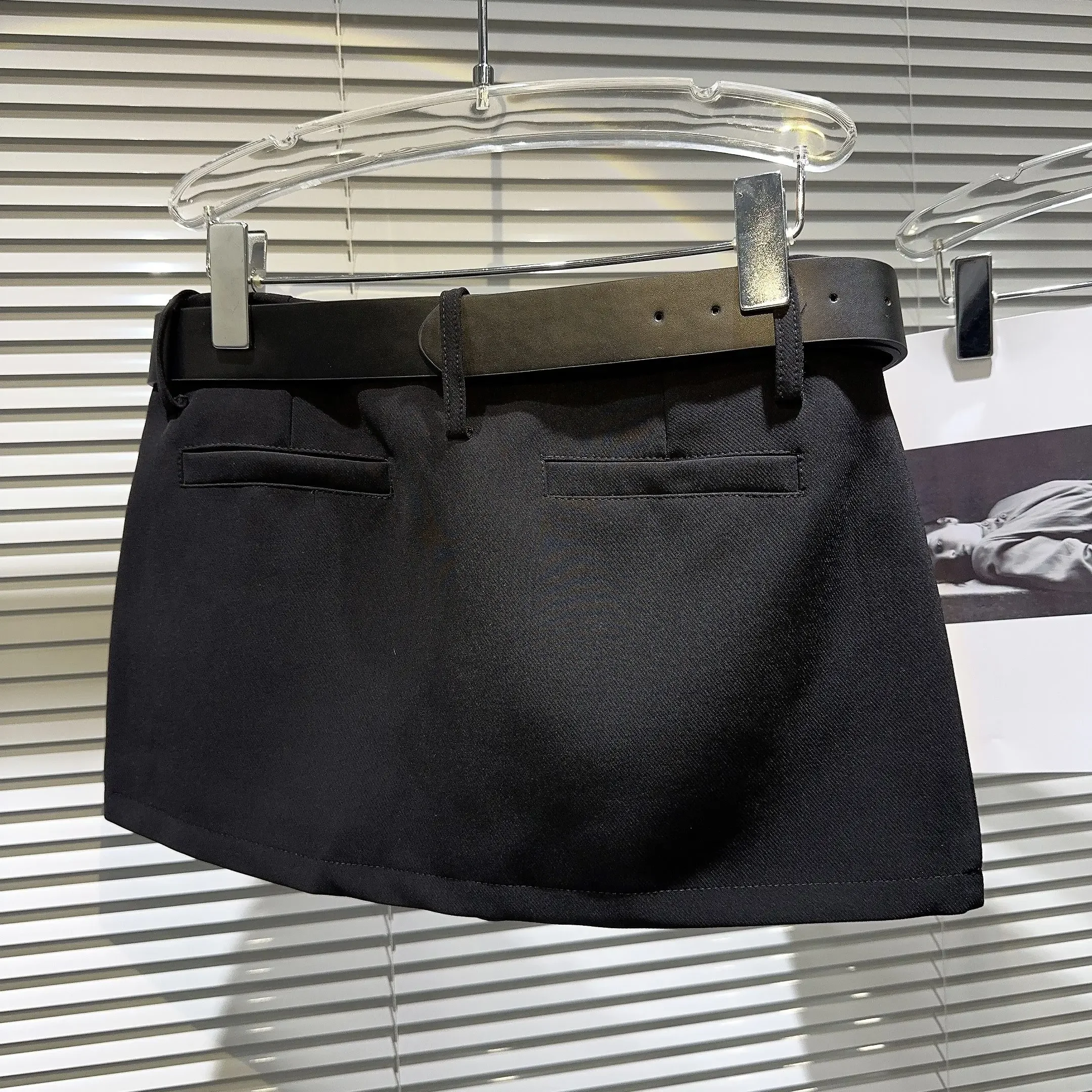 2024 Autumn Winter New Niche Metal Wide Belt Dark Black Skirt Women Streetwear Hot Girls Hip Mini Skirt Short Skirts Nightclub