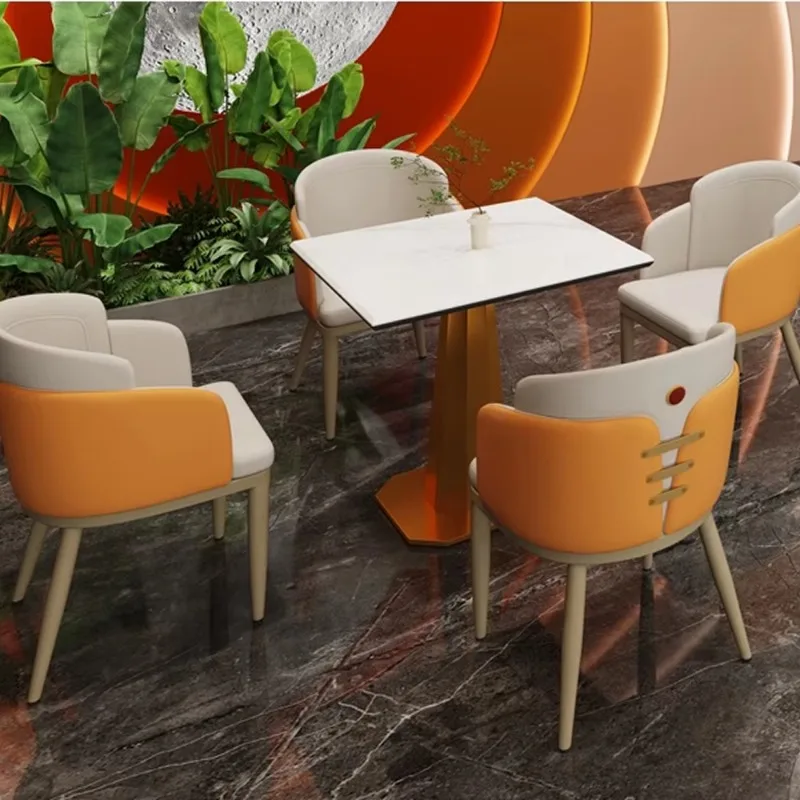 Nowoczesny zestaw stołów i krzeseł do kawiarni i restauracji, idealny do deserów, muzyki, relaksu i barów.