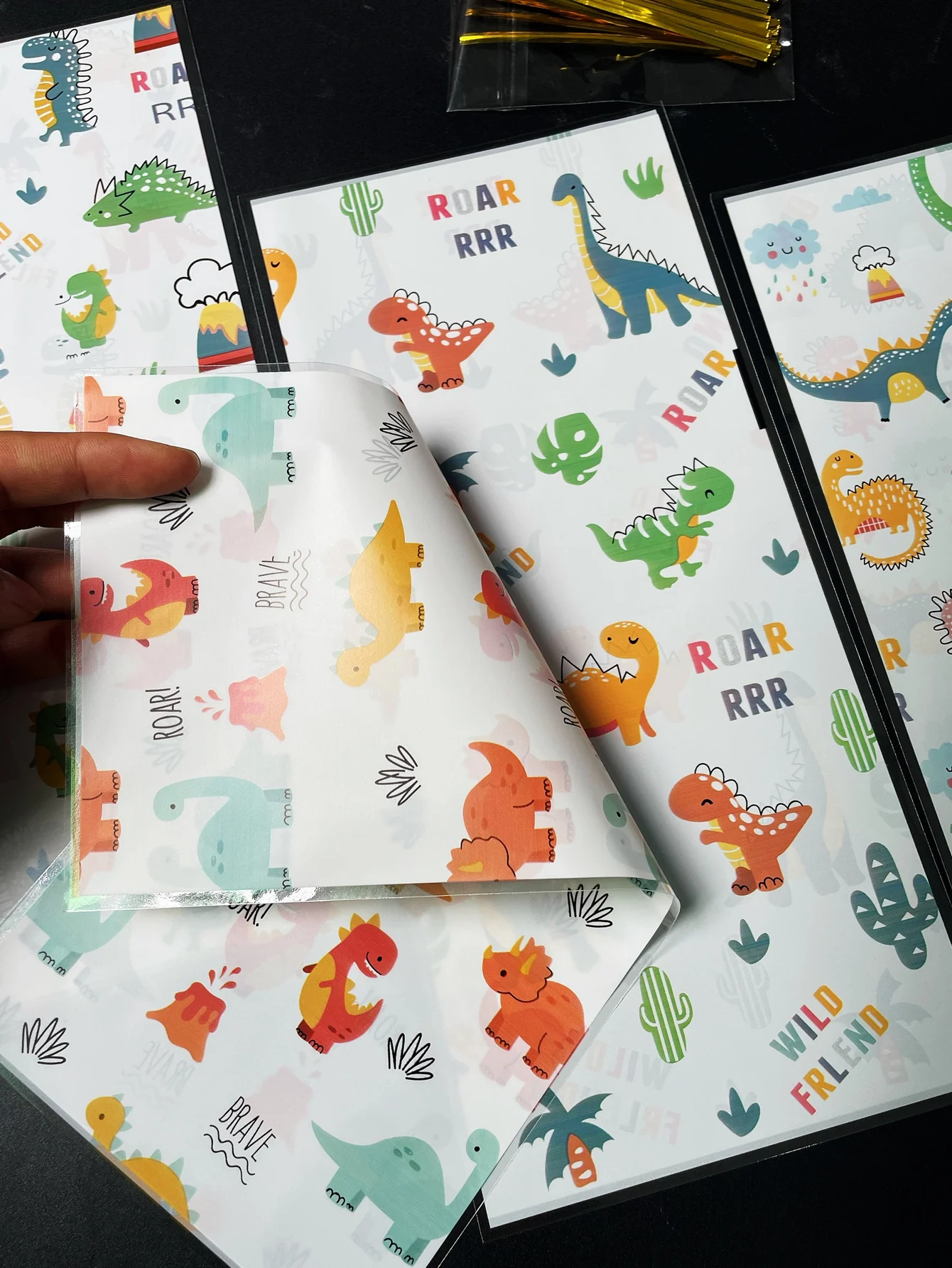 50pcs Cute Little Dinosaur Design Gift Candy Decorated OPP Flat Pocket With Gold Tie-in, Cartoon Animal Volcano Printed Gift Bag