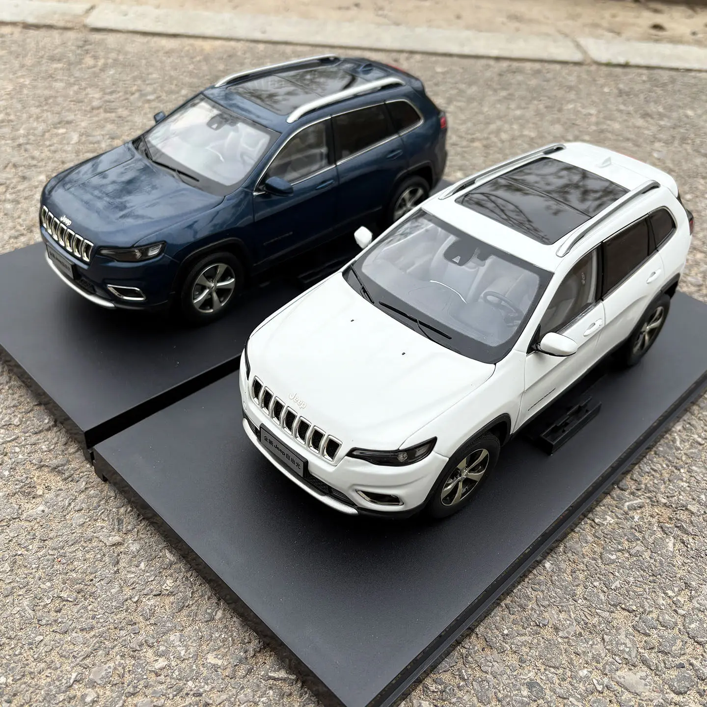 modele-de-voiture-en-alliage-jeep-cherokee-edition-2020-echelle-1-18-entierement-neuf