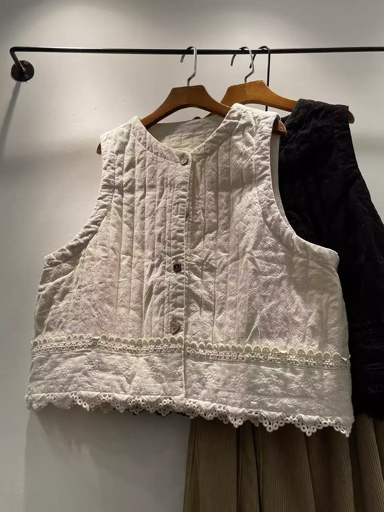 

Mori Girl, хлопковый стеганый жилет в японском стиле для женщин, осенне-зимняя милая, бежевая, черная, кофейная куртка без рукавов с вышивкой