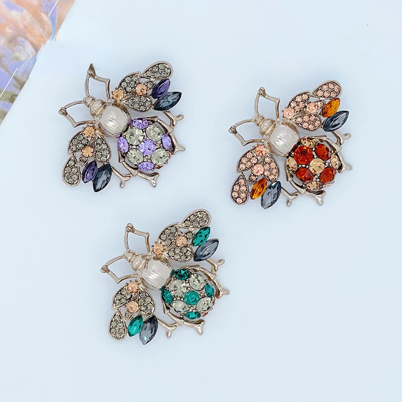 Retro Rhinestones Crystal Bee Brooch Luxury Metal Insect Lapel Pins Badge Suit Coat Corsage Brooches for Women Jewelry Gifts