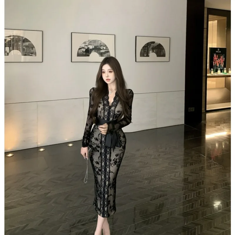 2025 ใหม่ฤดูใบไม้ร่วงและฤดูหนาว High-end สไตล์เซ็กซี่ขั้นสูงออกแบบ Niche อุณหภูมิ Slimming Flocked ชุดลูกไม้สําหรับผู้หญิง